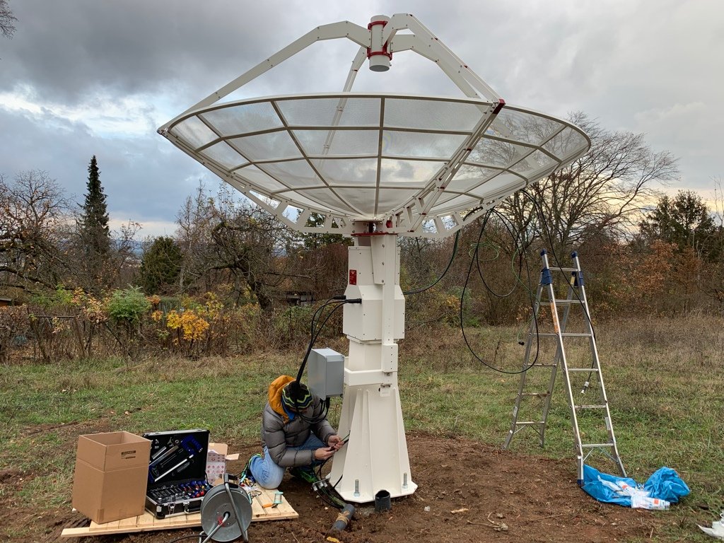 Connecting radio telescope control and power cables