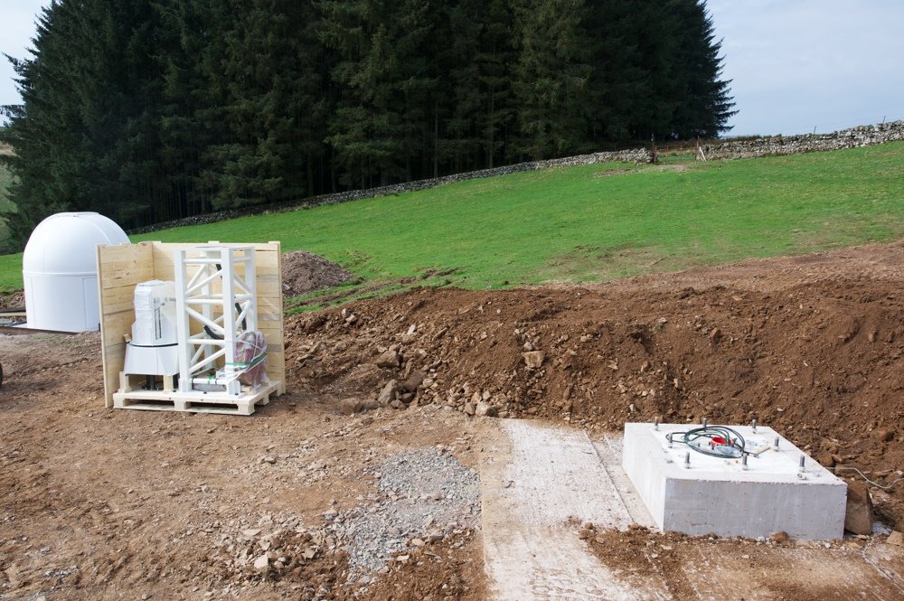 SPIDER 500A radio telescope installed in Scotland: mount and pier in the crate near the concrete base