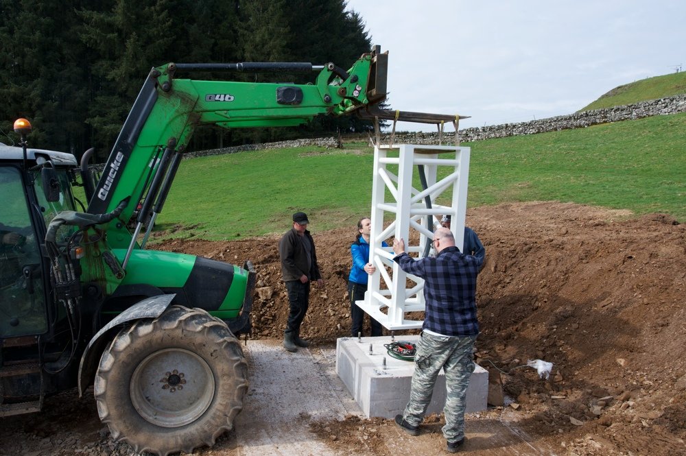 SPIDER 500A radio telescope installed in Scotland: installing the pier on the concrete base