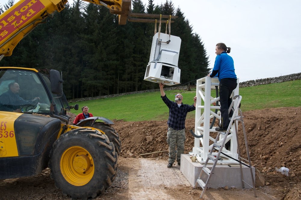 SPIDER 500A radio telescope installed in Scotland: installing the mount head