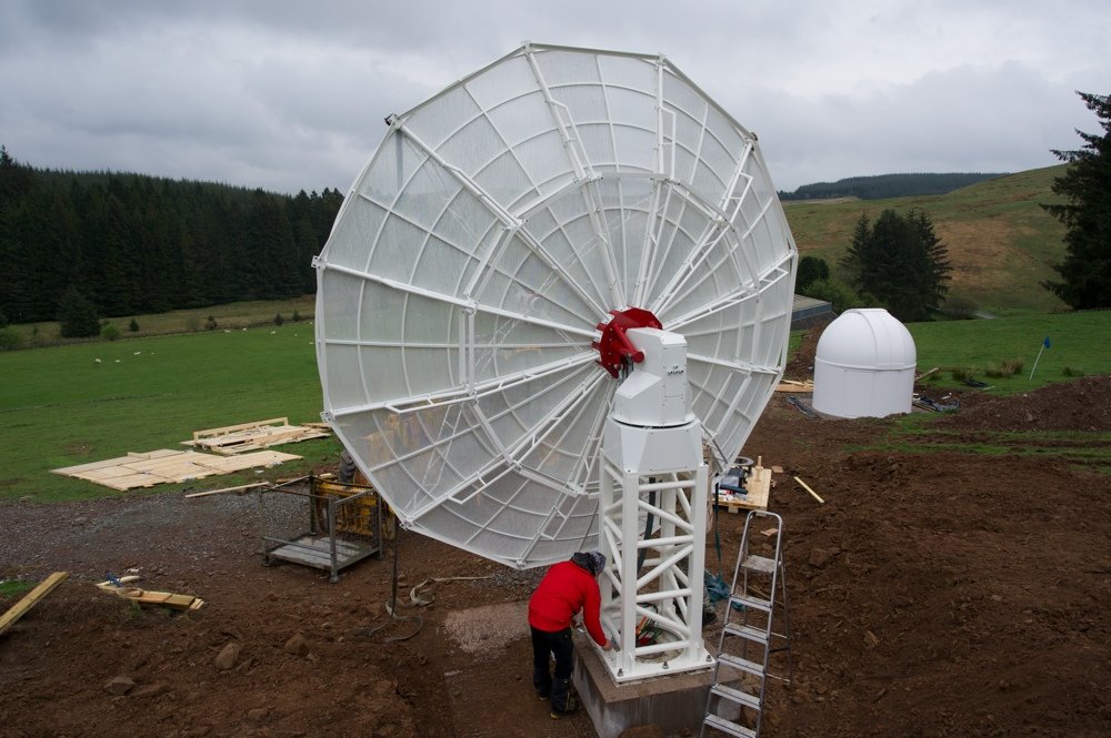 SPIDER 500A radio telescope installed in Scotland: the H142-One receiver is installed in the control room (the dome) and connected to the radio telescope antenna with a pipe.