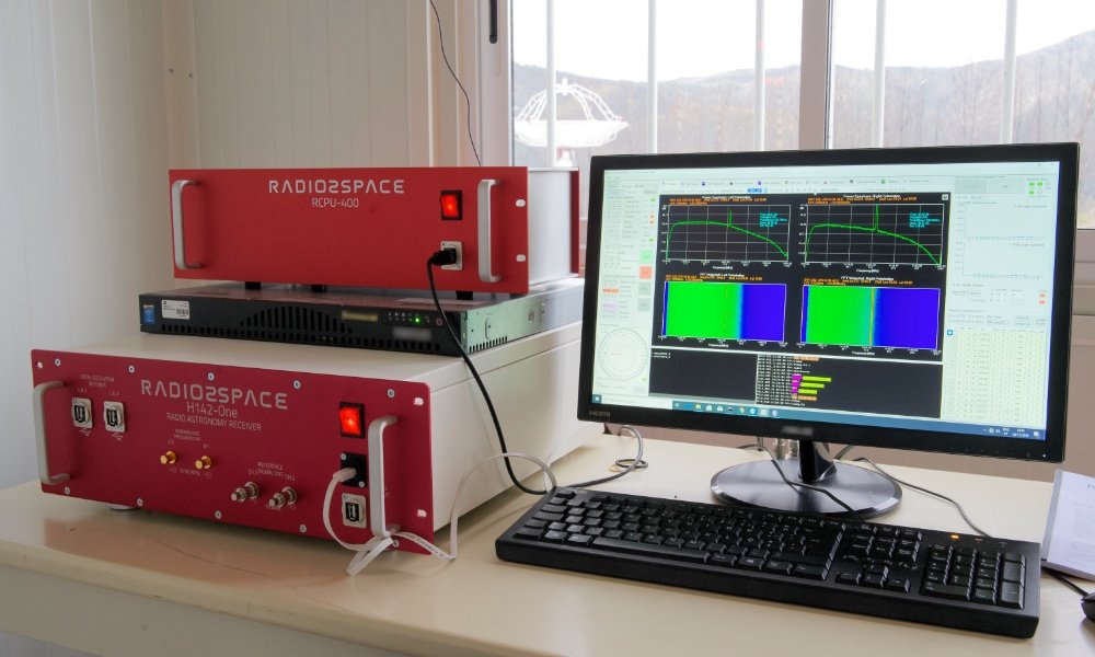 SPIDER 500A radio telescope installed in Porto da Balsa radio astronomy station: H142-One radio astronomy receiver, RCPU-400 mount control and power unit and computer with RadioUniversePRO software.