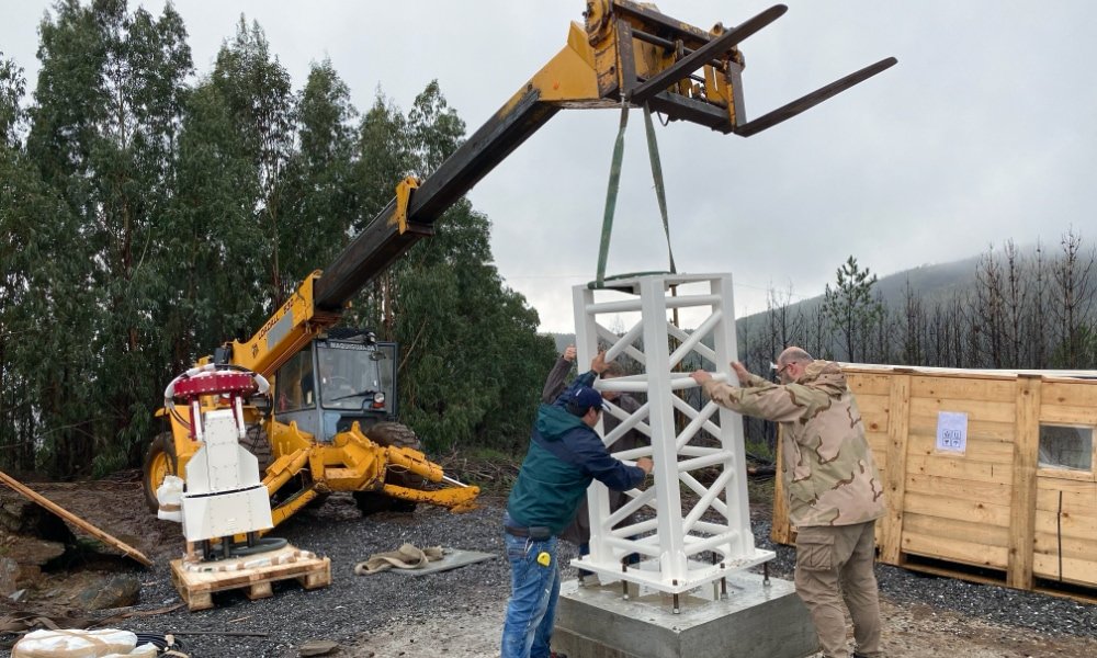 SPIDER 500A radio telescope installed in Porto da Balsa radio astronomy station; installing the pier on the concrete base