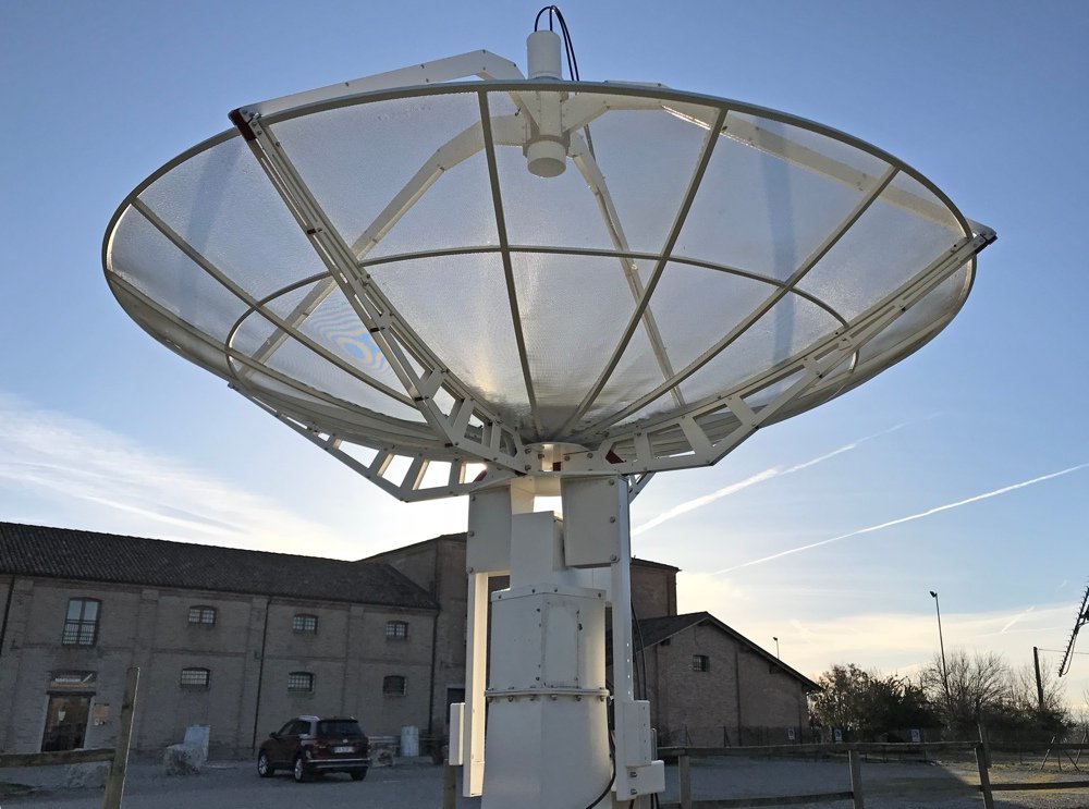 SPIDER 300A radio telescope used for this article, in the background the Marcello Ceccarelli Visitor Center in Medicina (Bologna – Italy).