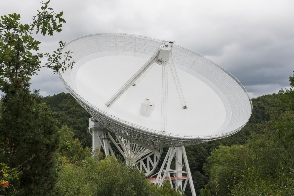 Largest radio telescopes: Effelsberg (Photo by CEphoto, Uwe Aranas)